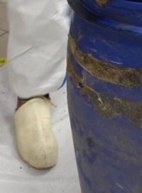 Pod relativně novou betonovou podlahou sklepa nalezli policisté modrý plastový sud s tělem zabaleným do látky