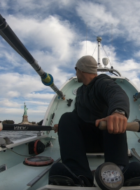 Milan Světlík na své lodi během vyjížďky v New Yorku