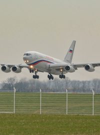 Letoun Iljušin 96-300 vzlétl po 17.20 a zamířil do Moskvy na letiště Vnukovo.