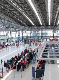 Odbavovací hala nového terminálu Letiště Václava Havla v roce 2016
