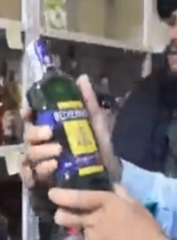 Tálibové objevili sklad alkoholu v prostorech opuštěné české ambasády v Kábulu.