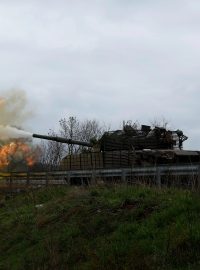 Ukrajinští vojáci střílejí z tanku, který v březnu zabavili ruské armádě