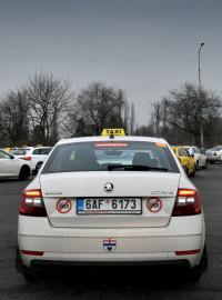 Taxikáři na svá auta nalepili také nálepky &quot;Anti Uber Czech&quot;.