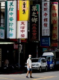 Obyvatel Tchaj-wanu prochází prázdnou ulicí hlavního města Tchaj-peje