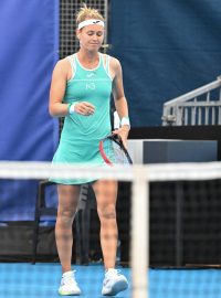 Zklamaná tenistka Marie Bouzková po konci v 1. kole Livesport Prague Open