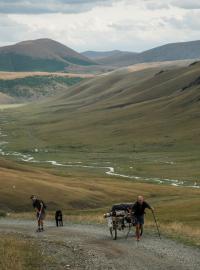 Golfista Adam Rolston, caddy Ron Rutland a toulavý pes přešli Mongolsko s golfovou holí a 120 kily vybavení