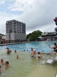Bazén karlovarského hotelu Thermal se znovu otevřel veřejnosti