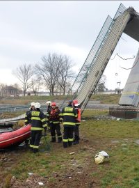 U zřícené lávky v roce 2017 zasahovalo pět jednotek pražských hasičů.