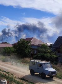 Kouř z výbuchu na základně na Krymu