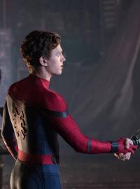 Tom Holland a Jake Gyllenhaal ve filmu Spider-Man: Daleko od domova