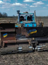 Traktor obrněný proti zaminovanému poli je již v provozu