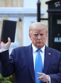 Donalda Trumpa v pondělí podvečer přišel ke kostelu, aby se zde nechal vyfotit s biblí v ruce