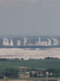 Důl Turów v pozadí s elektrárnou Turów
