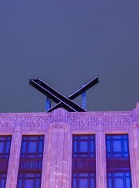 Nové logo, které nahradilo modrého ptáčka, umístěné na střeše společnosti v San Franciscu