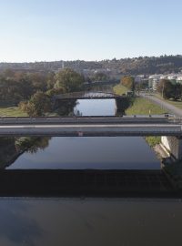 Dva mosty mezi na pražském plavebním kanále mezi Trojou a Podbabou se budou zvyšovat