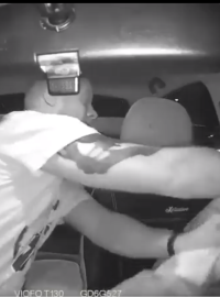 Dva opilí Poláci napadli ukrajinského řidiče Uberu. Muž se bránil pepřovým sprejem