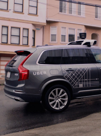 Vůz firmy Uber ovládaný autopilotem zabil ve Spojených státech chodkyni, která přecházela ulici. (Ilustrační foto).