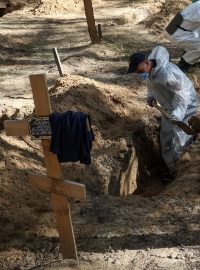 Ve stovkách hrobů v Izjumu leželi hlavně civilisté