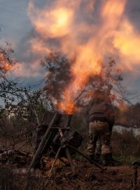 Ukrajinští vojáci střílejí z minometu na frontovou linii, zatímco ruský útok na Ukrajinu pokračuje, poblíž Bachmutu v Doněcké oblasti, 6. listopadu 2022