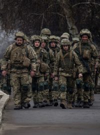 Ukrajinští vojáci na frontové linii v Donbaské oblasti