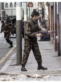 Ozbrojené britské jednotky hlídkují v téměř vylidněných ulicích hlavního města Ulsteru Belfastu v Severním Irsku při jedné ze série zásahů 11. srpna 1971
