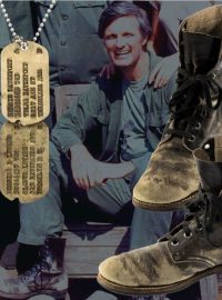 Hvězda amerického seriálu MASH herec Alan Alda si nechal na památku z natáčení vojenské boty a identifikační známky