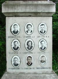 Památník v Jekatěrinburgu se jmény a fotografiemi turistů, kteří v roce 1959 záhadně zemřeli během výpravy na Horu mrtvých.