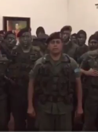 Kapitán Juan Caguaripano na videu zveřejněném na sociálních sítích. Se skupinou asi dvaceti ozbrojených vojáků