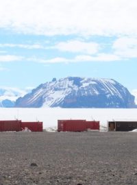 Česká vědecká stanice Johanna Gregora Mendela na ostrově Jamese Rosse v Antarktidě krátce po základním odzimování. V pozadí zamrzlý průliv Prince Gustav Channel a pohoří Antarktického poloostrova