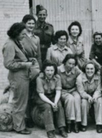 Skupina československých opravářek před dílnou, tábor Tel-el-Kebir
