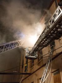 Zásah hasičů v Krnově, kde propukl požár budovy bývalé textilky Karnola