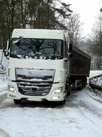 Hasiči v Pardubickém kraji vytahovali po poledni zapadlý kamion v Rudolticích v okrese Ústí nad Orlicí.