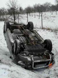 Sníh komplikuje dopravu v Česku. Olomoučtí hasiči museli vyprošťovat několik osobních aut, která sjela do příkopů