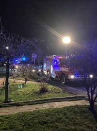 Hasiči z okolí Děčínska likvidují dům po požáru