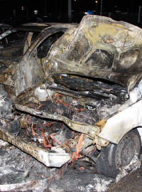 Kompletně zničená jsou nejméně tři auta