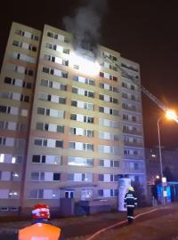 Dvanáctipatrový dům v Kladně zasáhl výbuch a požár