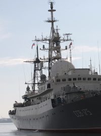 Ruská špionážní loď Viktor Leonov