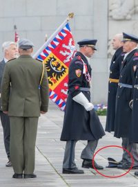 KOLÁŽ Prezident Petr Pavel omylem srazil čepici vojákovi Hradní stráže
