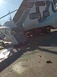 Vlak srazil spadlé letadlo jen vteřiny poté, co policie vyprostila pilota