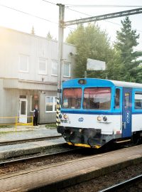 Přednosta stanice a projíždějící vlak Českých drah