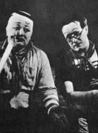 Jan Werich (vlevo) a Jiří Voskovec v roce 1938 v Osvobozeném divadle