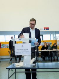 Současný prezident Srbska Aleksandar Vučić je zároveň favoritem letošních voleb. Stojí proti němu a jeho pokrokové straně částečně sjednocená opozice