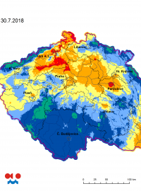 Modelová vlhkost půdy v % využitelné vodní kapacity (VVK) ve vrstvě 0 až 20 cm pod trávníkem (stav ke 30. 7. 2018)