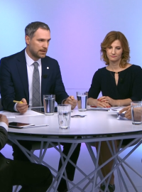 O ceně bytů ve městech debatovali (zleva) Tomáš Macura (ANO), Zdeněk Hřib (Piráti) a Markéta Vaňková (ODS)