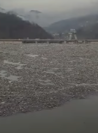 Přehradní nádrž v jihozápadním Srbsku se po vzestupu hladiny řeky celá naplnila odpadky tak, že není vidět vodní hladina