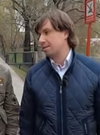 Ruská televize natáčela i s několika Čechy, a to jak přímo v Praze, tak taky v Moskvě. Jako český zástupce v ruské metropoli v reportáži vystupuje muž, který se na kameru představuje jako Miloš Flajšhans (vpravo)