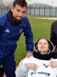 Paní Zdeňka z domova pro seniory v Ostravě potkala díky Ježíškovým vnoučatům fotbalistu Milana Baroše.