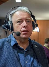 Úřadující šéf ČSSD Milan Chovanec podpořil Miloše Zemana přímo ve volebním štábu. Na snímku při rozhovoru pro Český rozhlas.