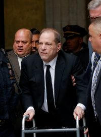 Producent Harvey Weinstein o berlích dorazil k soudu.