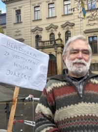 Jiří Gruntorád drží hladovku před Úřadem vlády